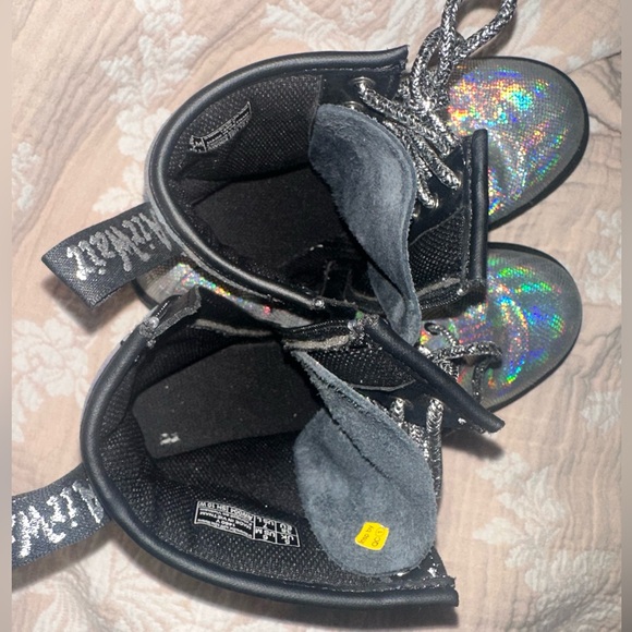 Dr. Martens 1460 Iridescent Reptile Leather Lace Up
Boots Silver Big Girls SZ 6 - Picture 6 of 8